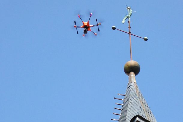 Chamboeuf : un drône pour mieux renover le clocher de l'Eglise [1]