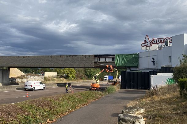 Réfection des bardages de la passerelle de l’autoroute A6 au droit de l’aire Beaune Tailly [1]